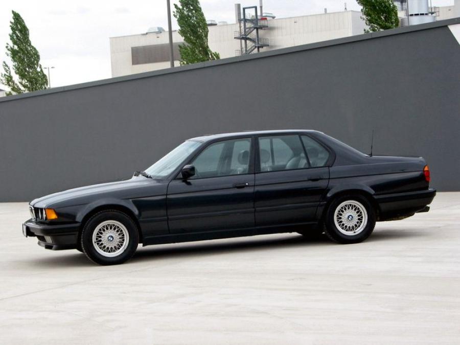  BMW 740i 1992 года  (фото 2 из 8)